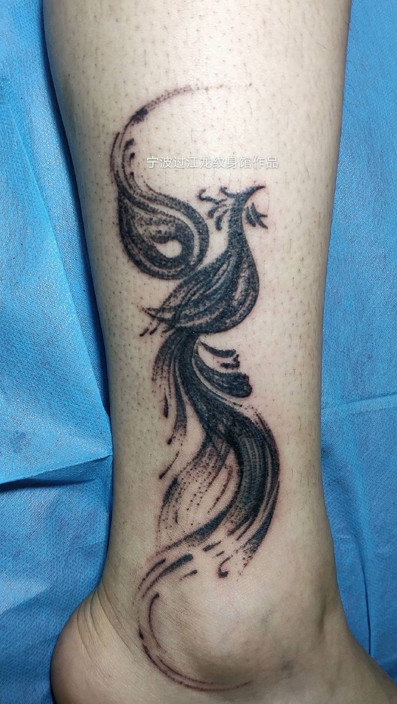抽象点刺凤凰纹身图片_腿部脚部点刺水墨凤凰纹身图案