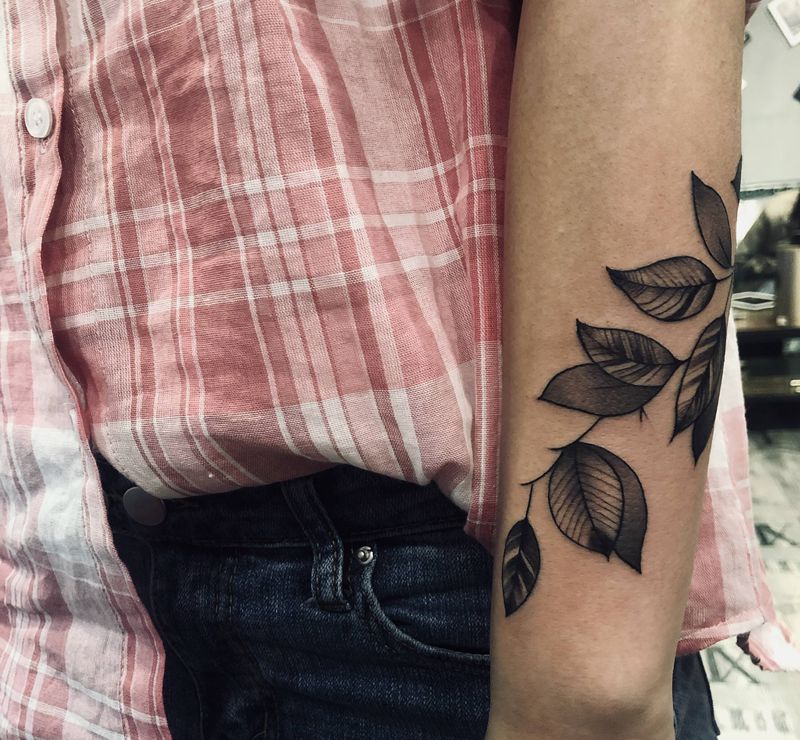 手臂树叶纹身图片_手臂点刺纹身图案