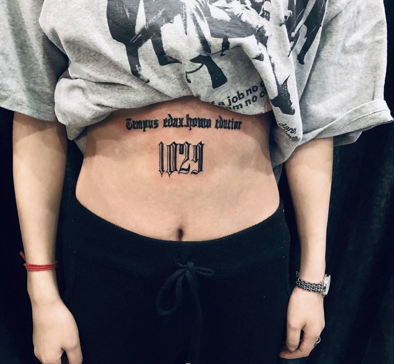 哥特字体纹身图片_胸部花体字纹身图案