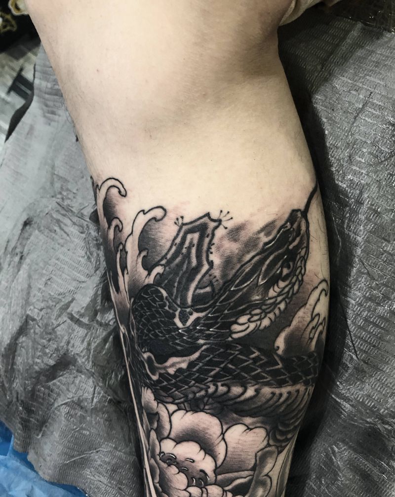 小腿蛇牡丹纹身图片_腿部老传统纹身图案