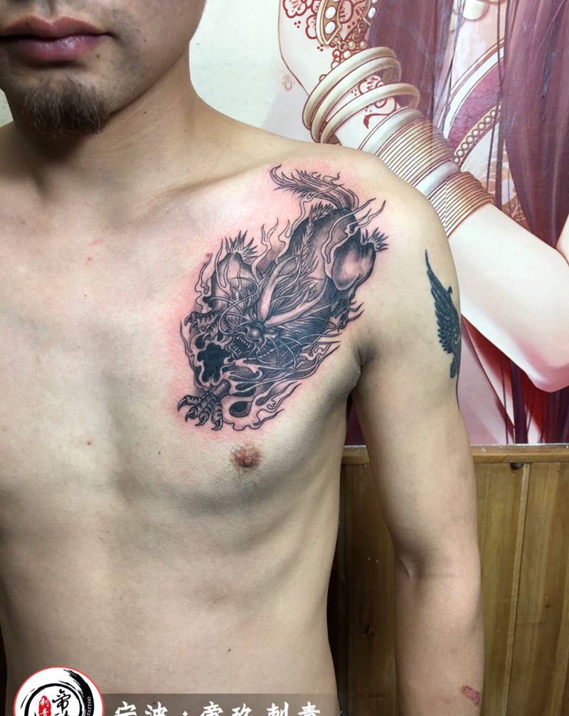 火麒麟遮盖老纹身纹身图片_胸部纹身图案