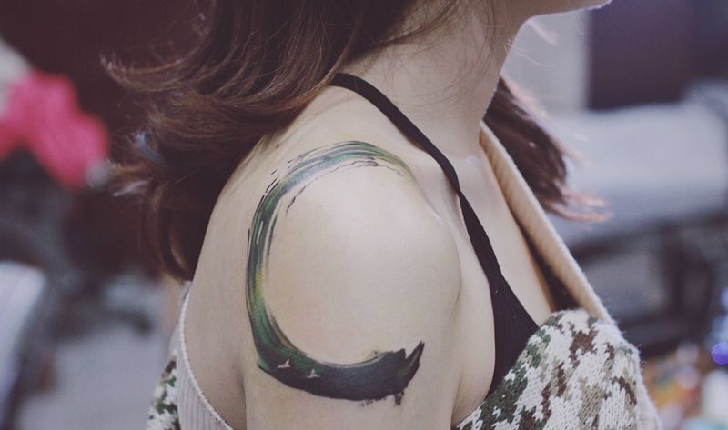 水墨一笔纹身图片_肩部水墨纹身图案