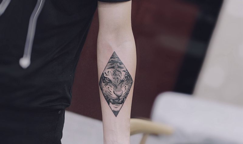 小老虎纹身图片_手臂欧美写实几何纹身图案