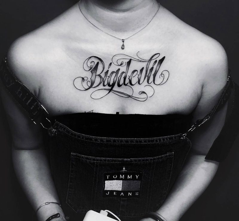 小花胸纹身图片