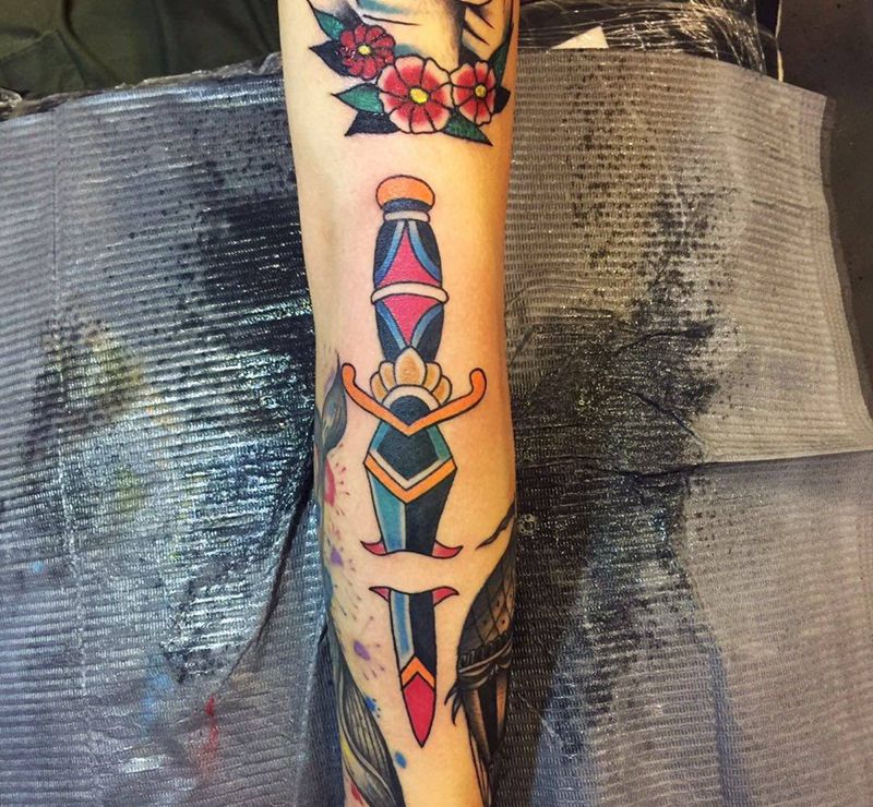 school拼接  匕首纹身图片