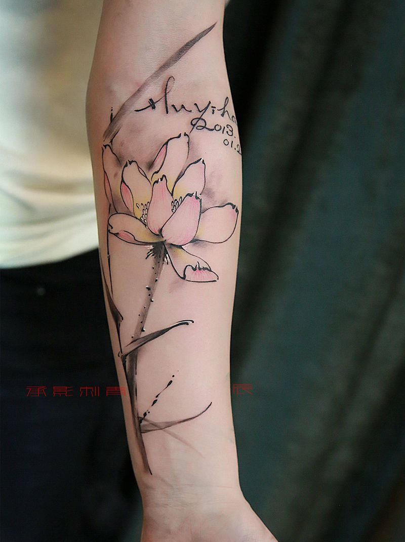 荷花纹身图片_手臂水墨纹身图案