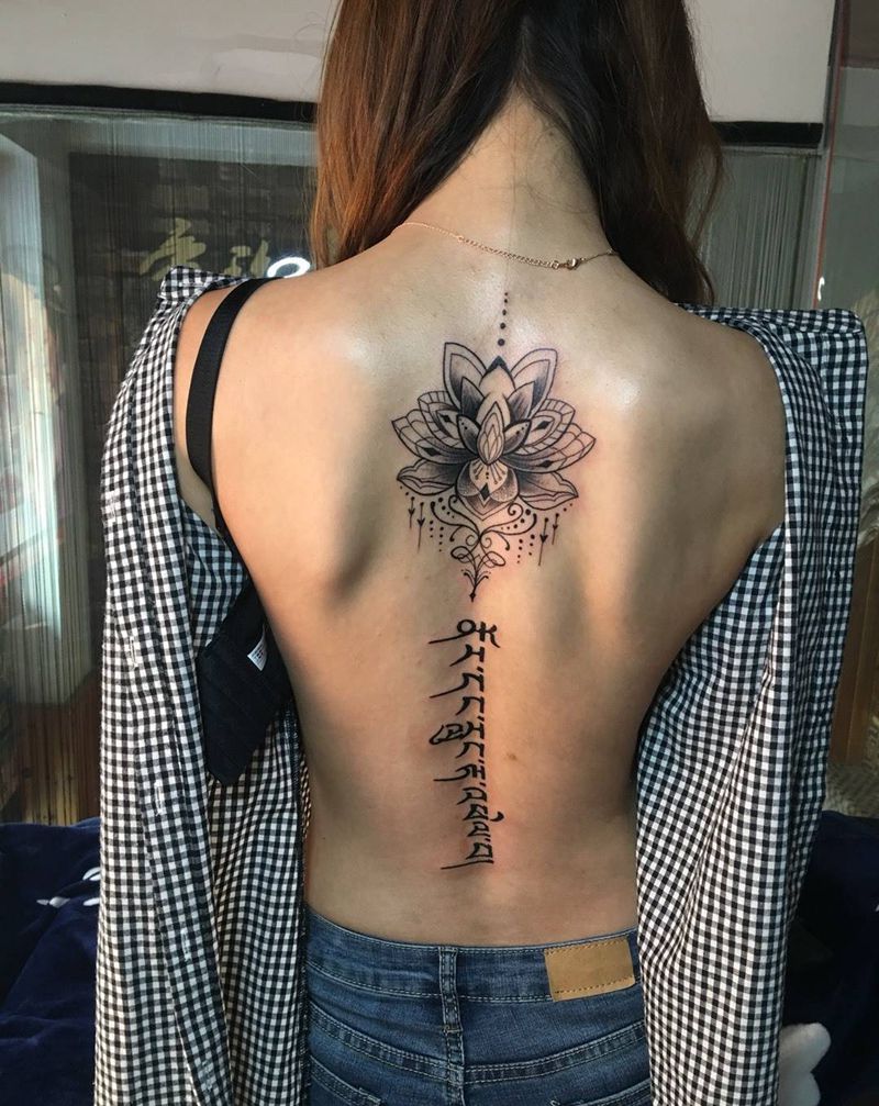 脊椎骨莲花纹身图片