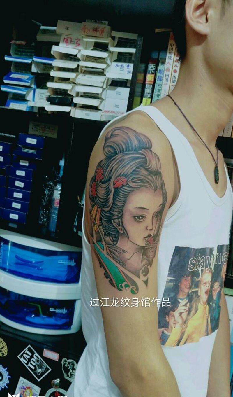 女优纹身图片_人物纹身图案