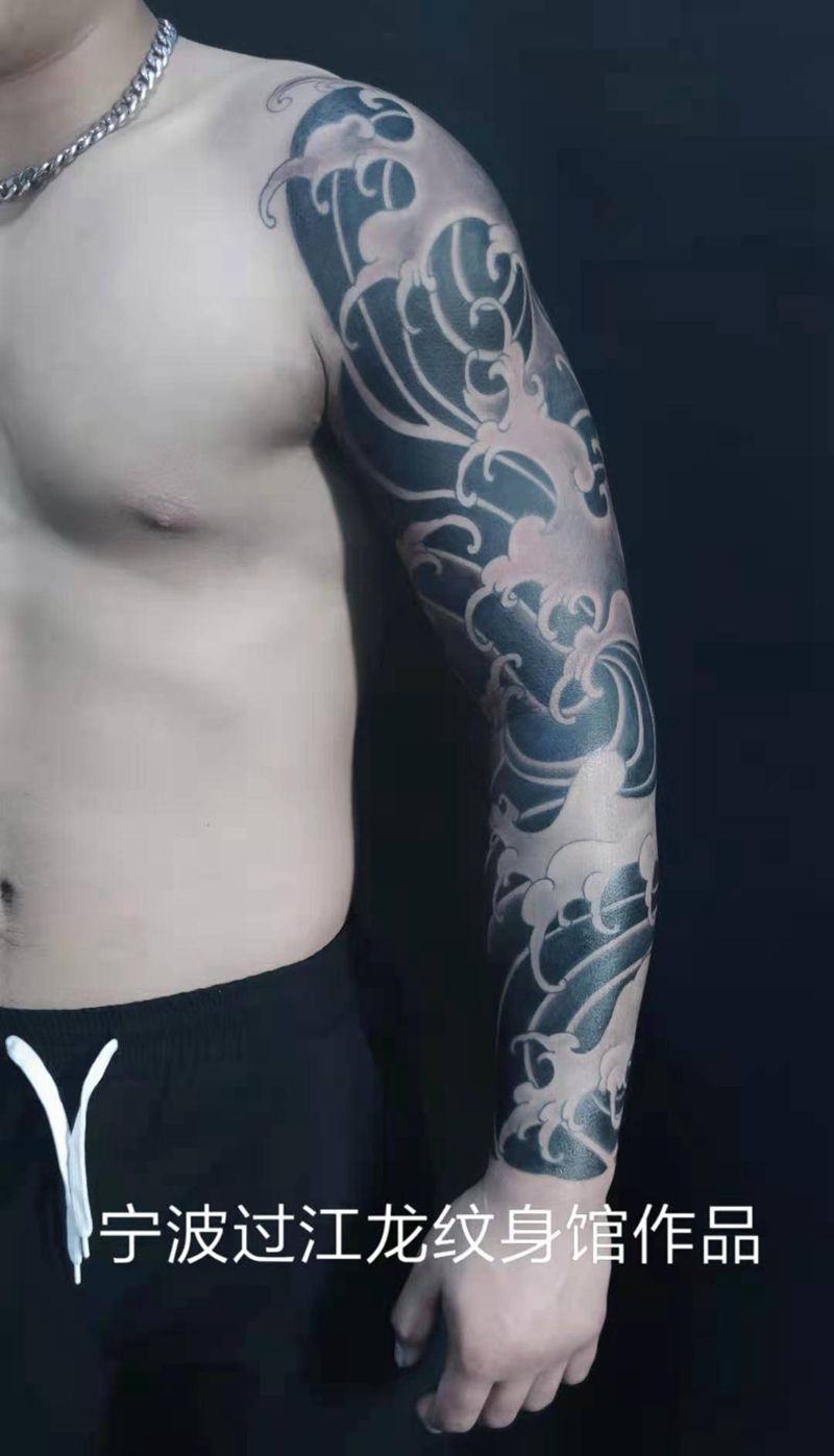 浪花臂纹身图片_手臂手部新传统纹身图案