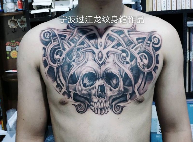 花胸纹身图片_胸部Old SchoolNew School枯头纹身图案