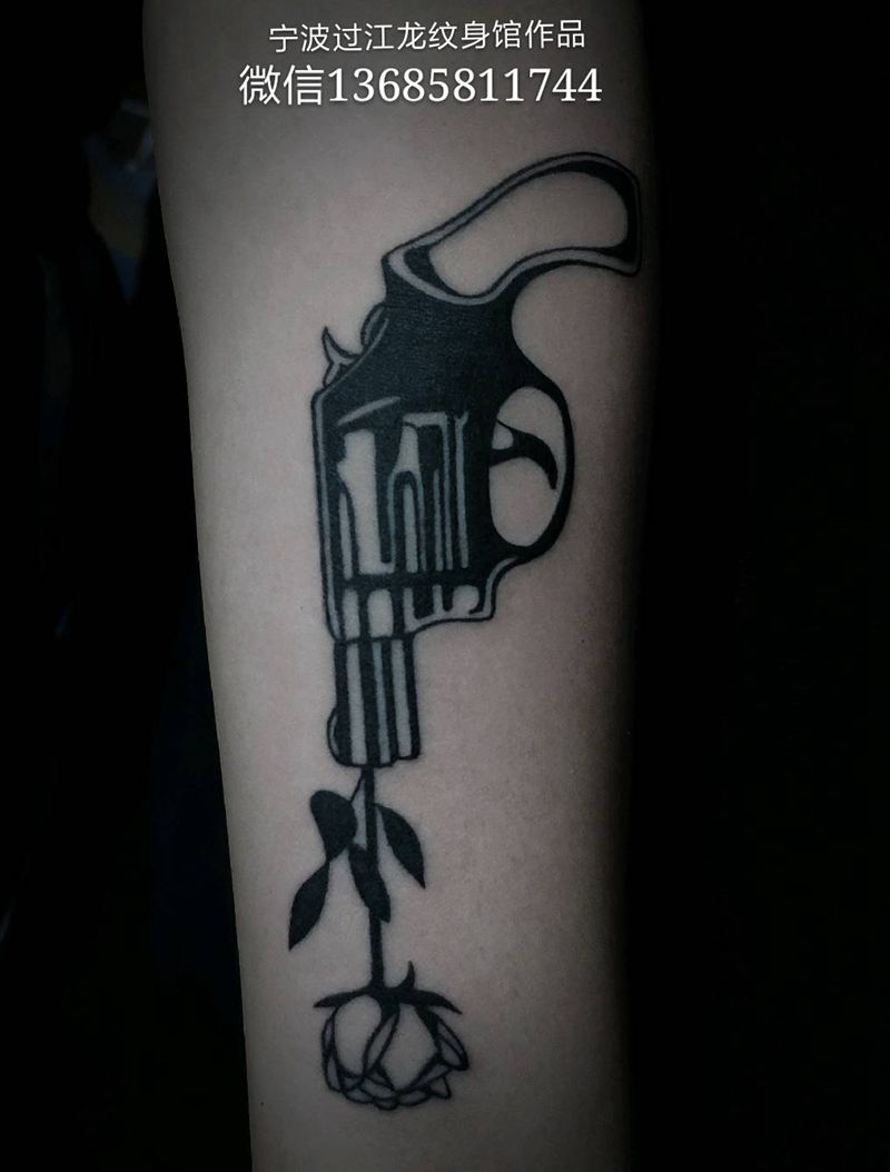 图腾枪纹身图片