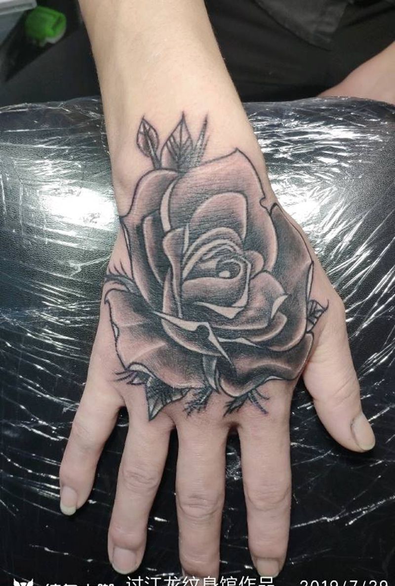手背花纹身图片_手部新传统花玫瑰花纹身图案
