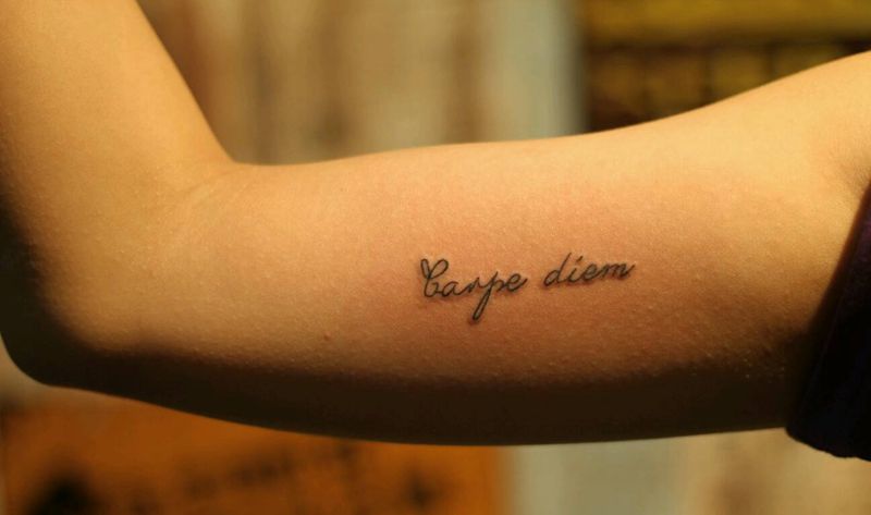 情侣及时行乐纹身图片_手臂清新字符情侣成品纹身图案