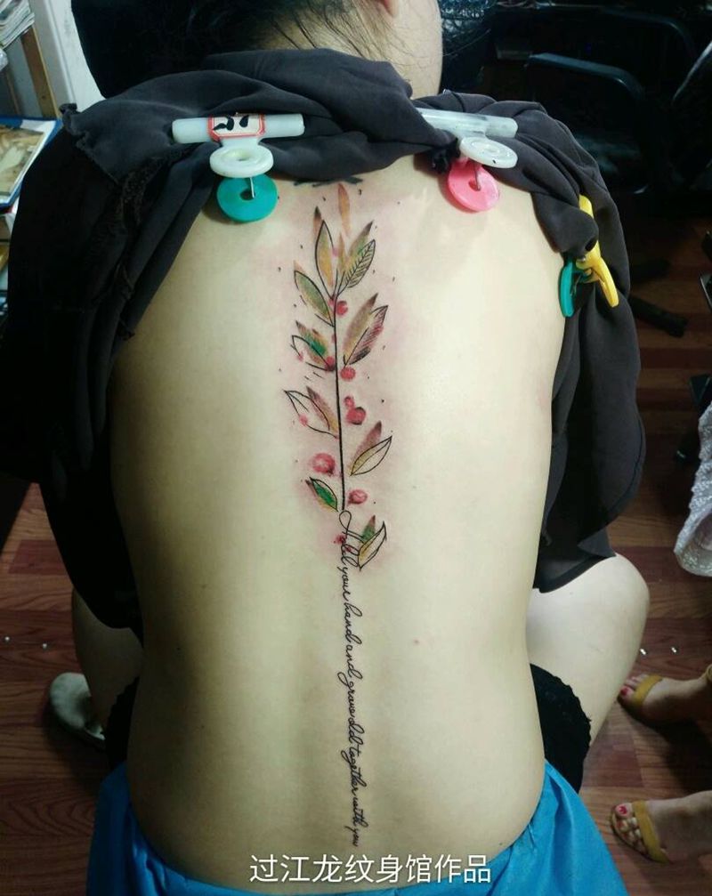 水彩类纹身图片_背部清新字符植物纹身图案