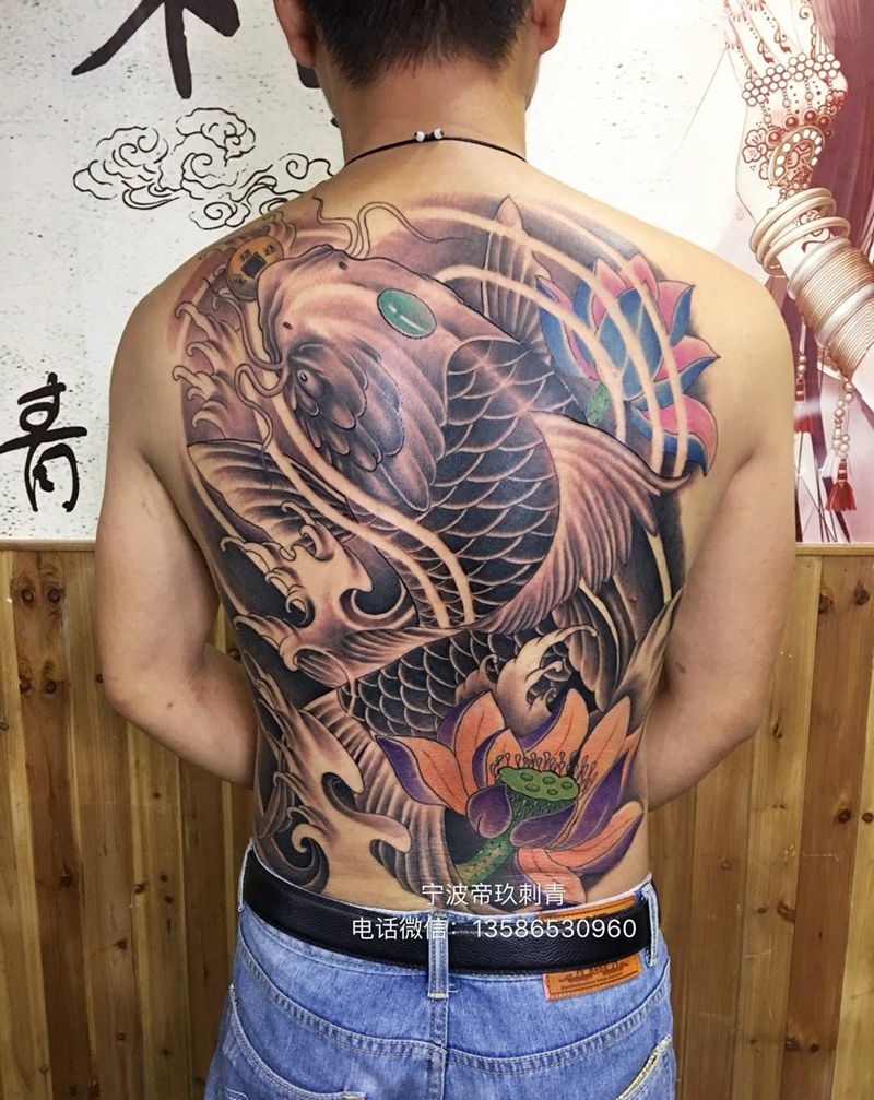 满背招财鲤鱼纹身图片