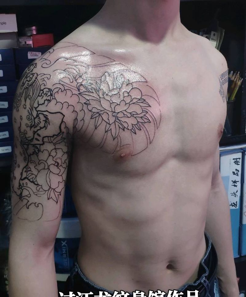 唐狮牡丹半甲纹身图片_胸部老传统唐狮纹身图案