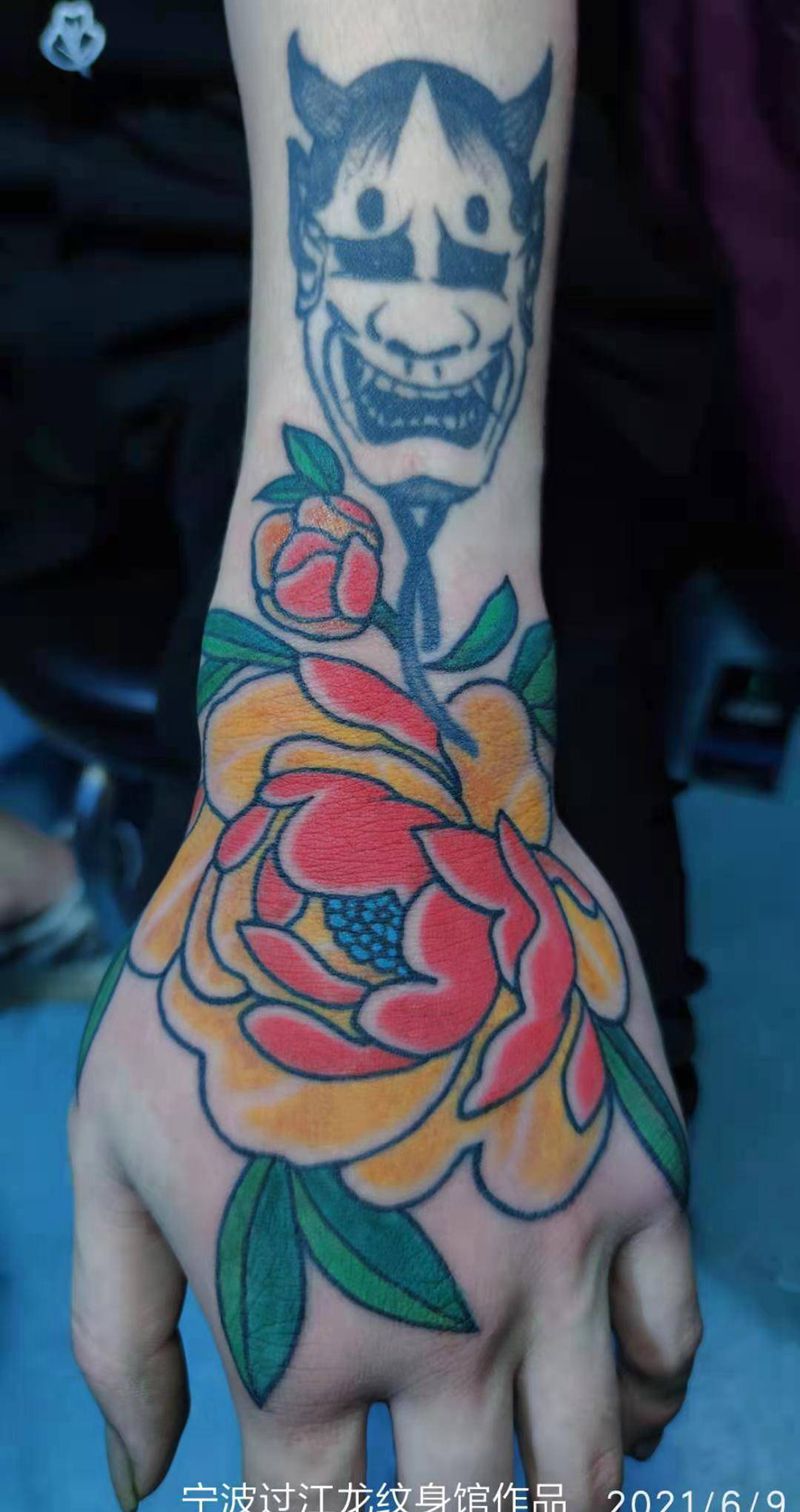 牡丹花纹身图片_手臂手部新传统老传统牡丹花纹身图案