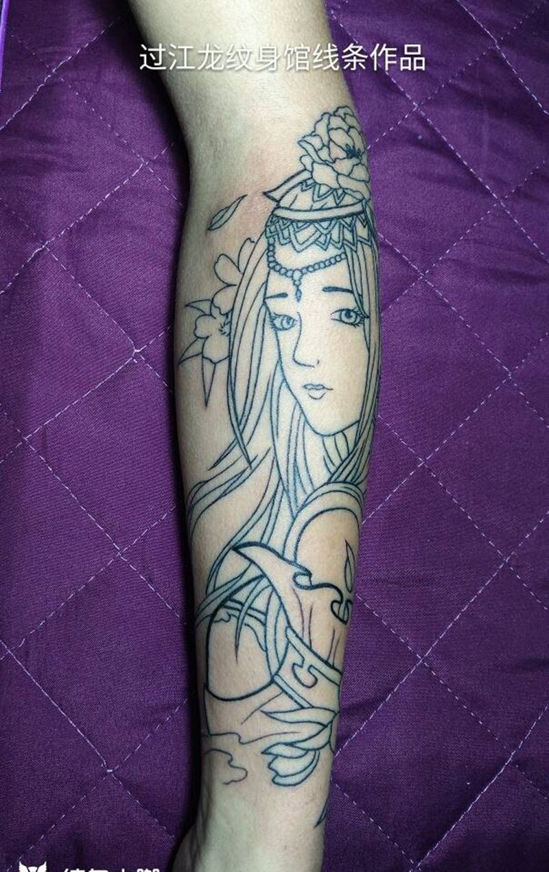 线条美女纹身图片