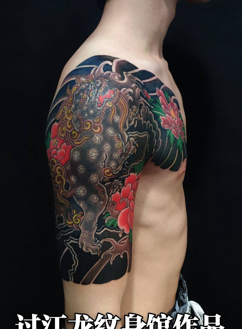 唐狮纹身图片_胸部手臂新传统纹身图案
