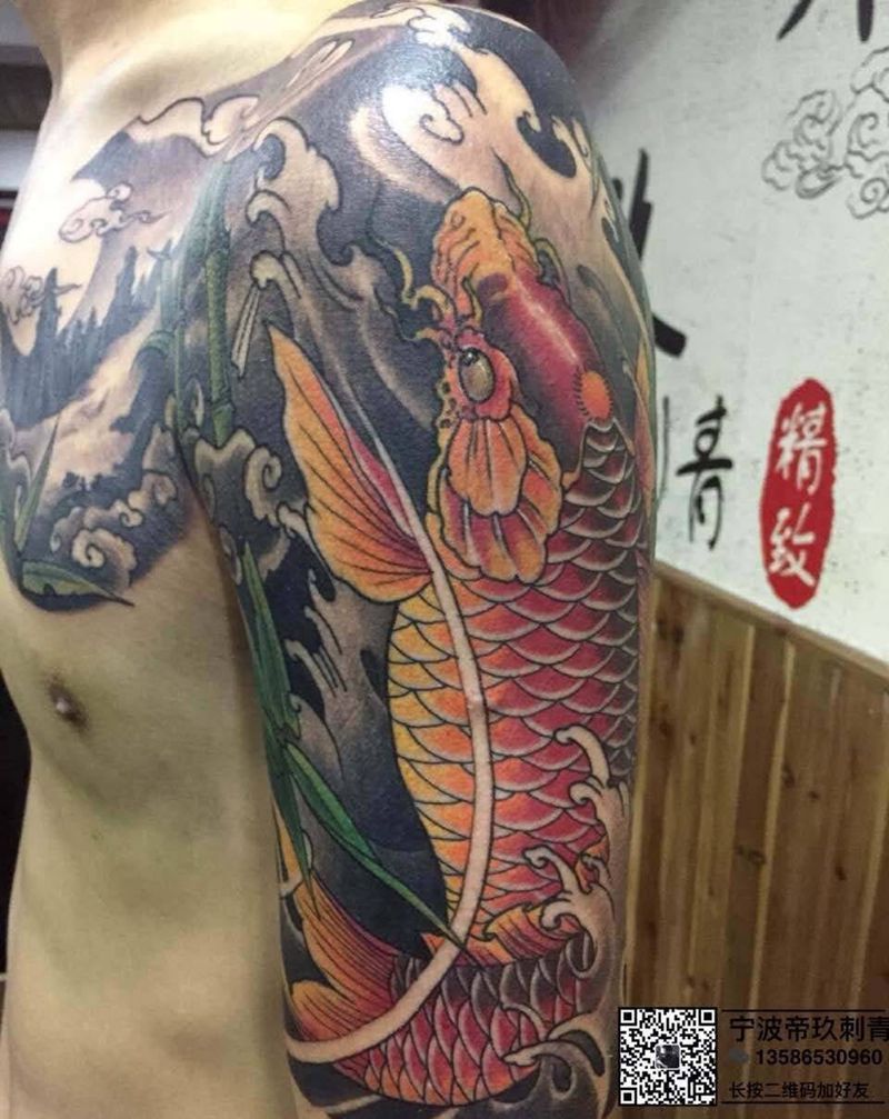 招财鲤鱼半胛纹身图片