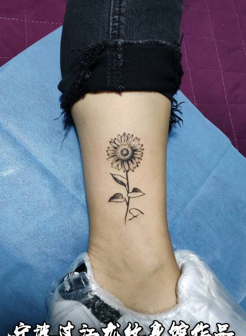 向日葵纹身图片_脚部腿部点刺新传统向日葵纹身图案