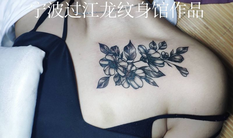 素花纹身图片_胸部点刺花纹身图案