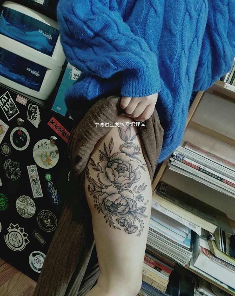 大腿素花纹身图片