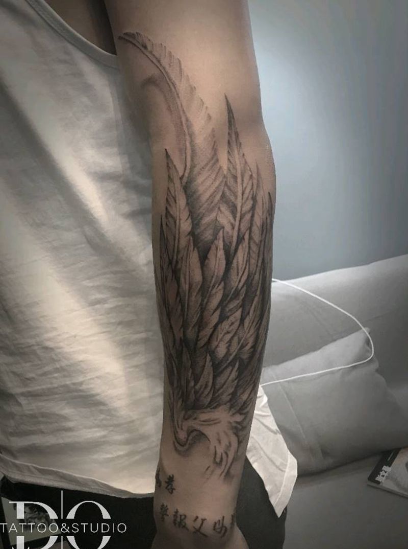 翅膀小臂纹身图片_手臂欧美写实点刺纹身图案