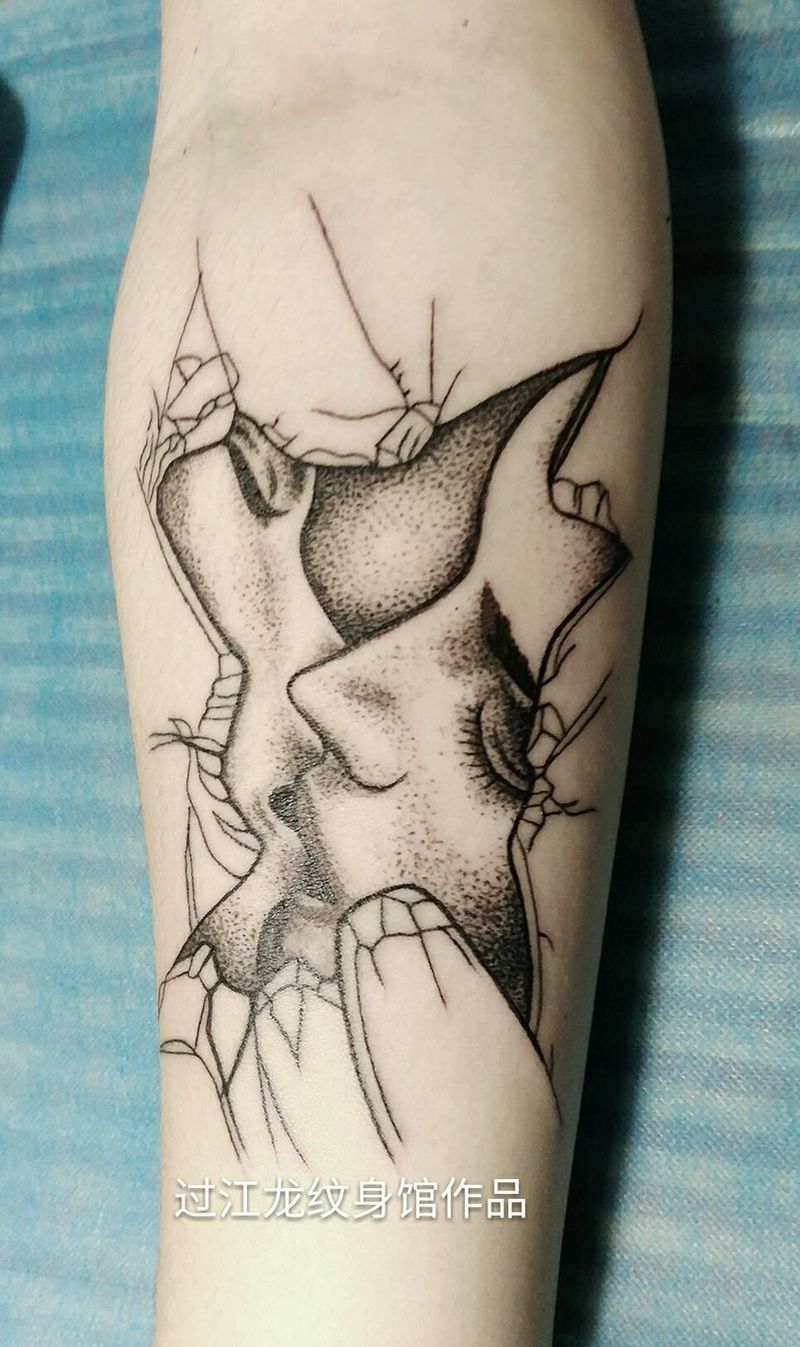 点刺吻纹身图片