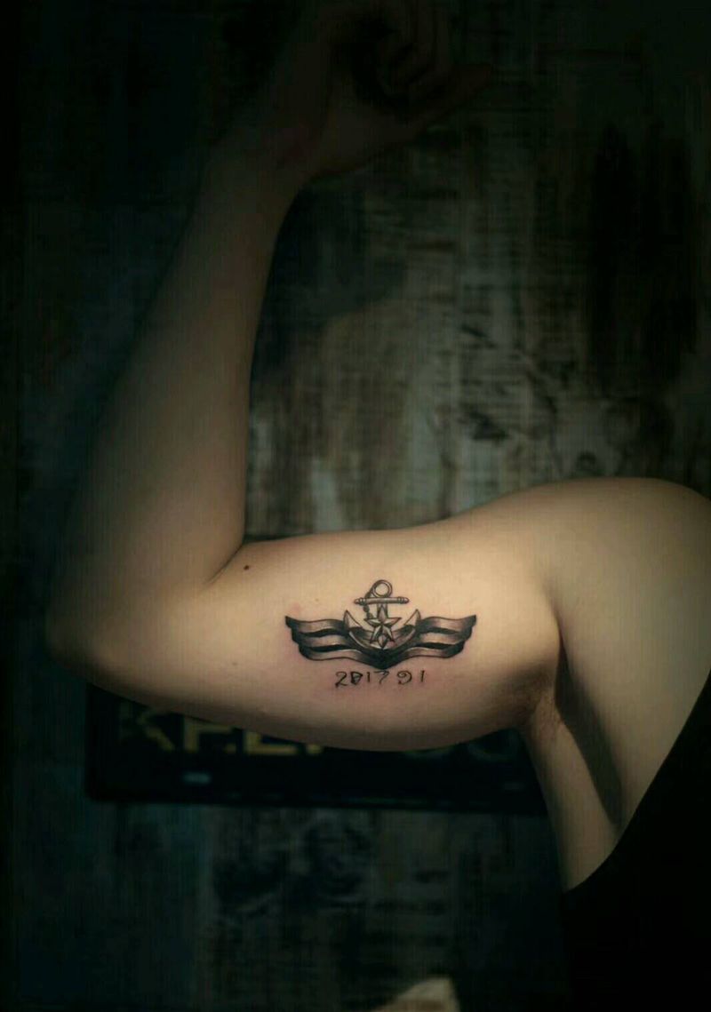 海军蓝纹身图片_手臂徽章纹身图案