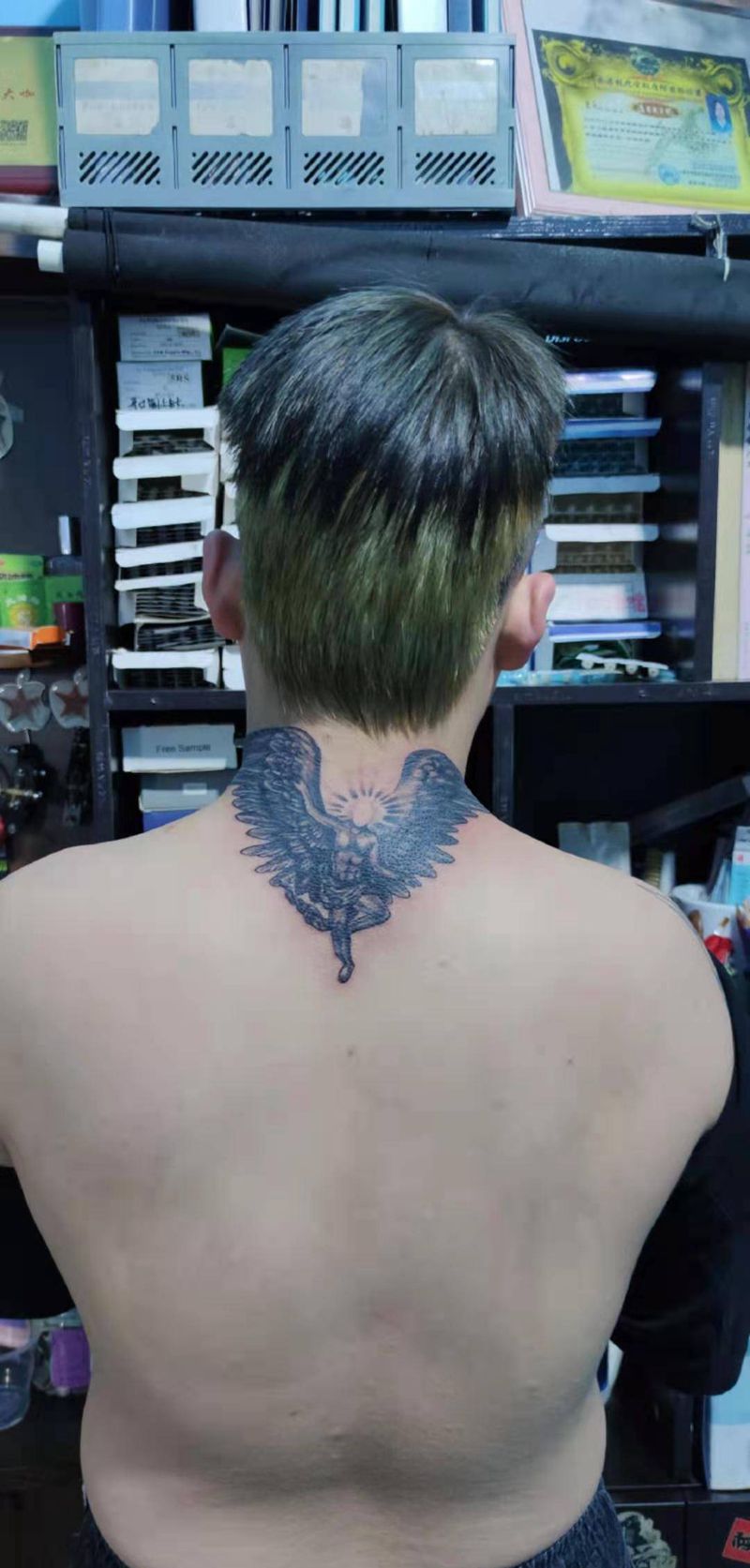 炽天使纹身图片_颈部欧美写实新传统天使纹身图案