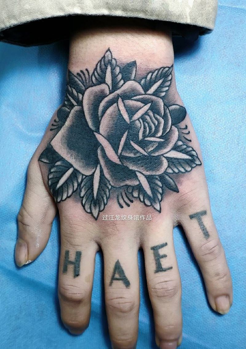 手背黑白花纹身图片_手部Old School花纹身图案
