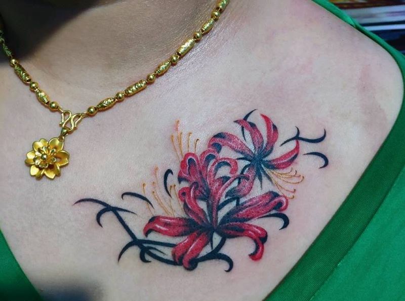 彼岸花纹身图片_胸部新传统彼岸花纹身图案