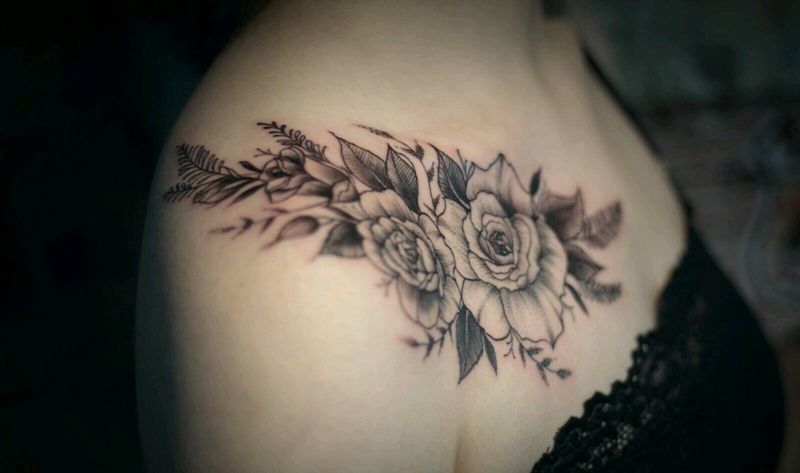 爱美的护士纹身图片_肩部胸部植物纹身图案