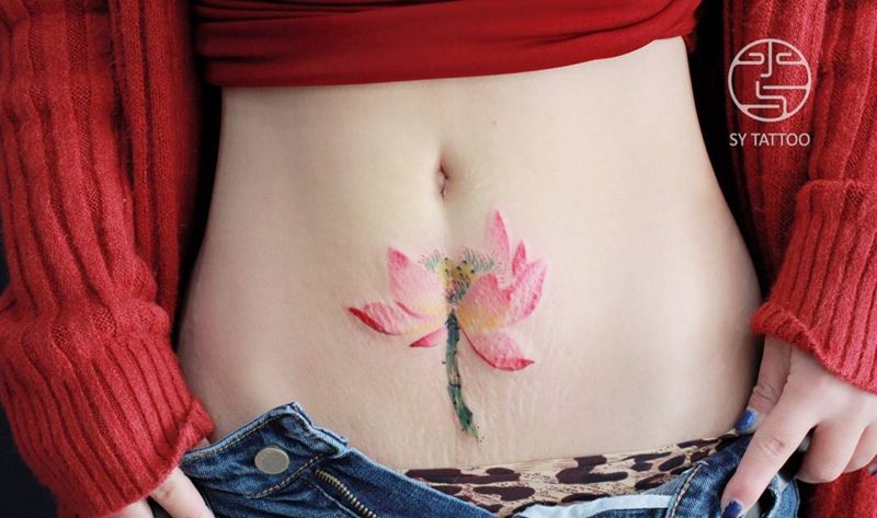 荷花遮盖剖腹产疤痕纹身图片