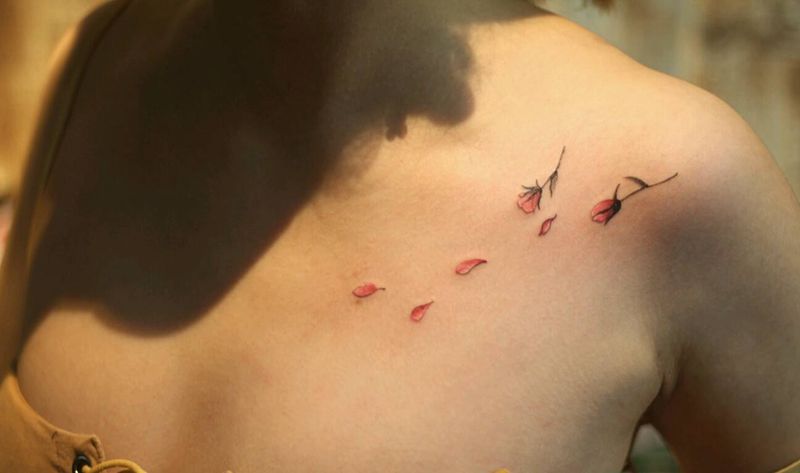 小花花纹身图片_胸部清新植物成品纹身图案