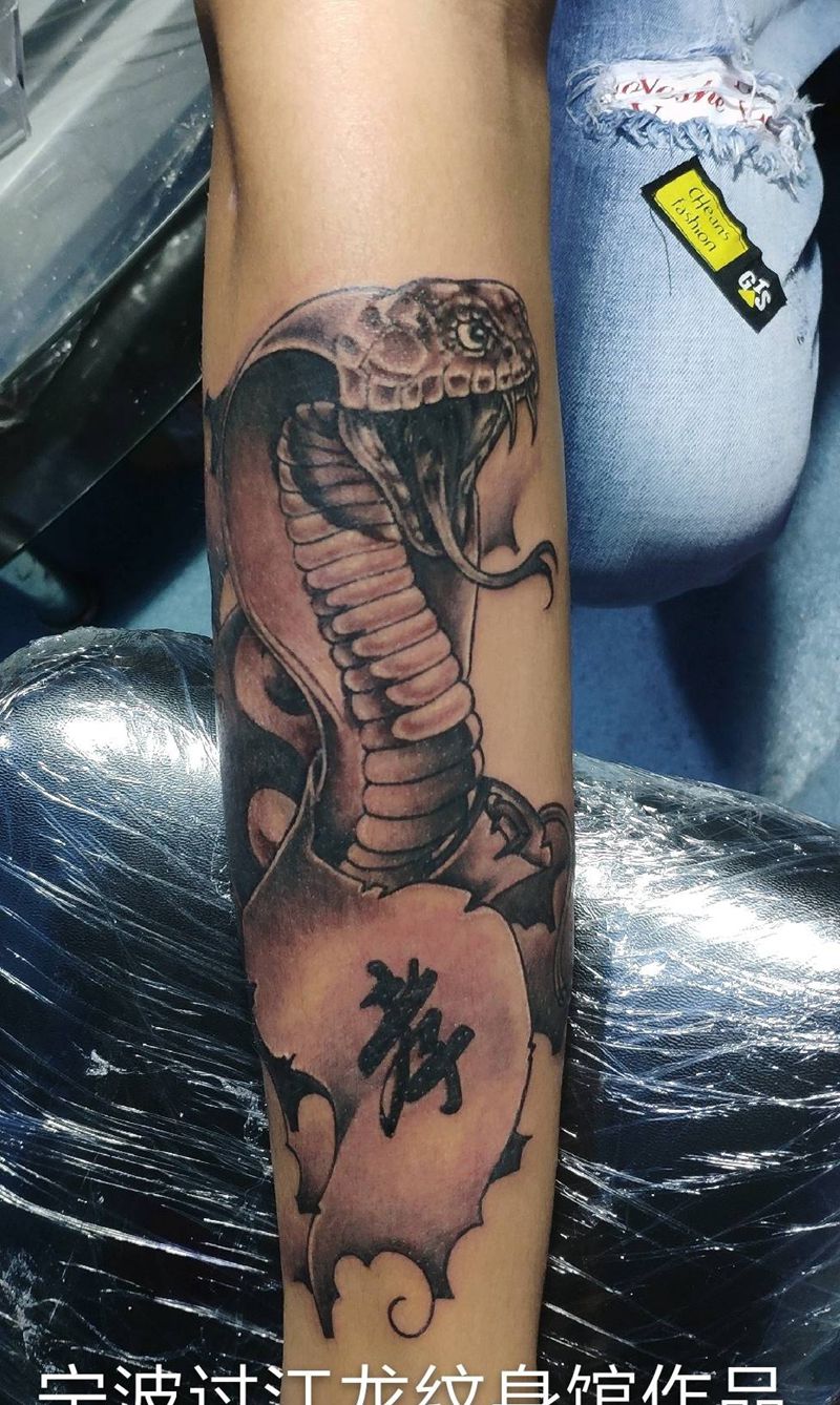 蛇纹身图片_手臂手部新传统蛇纹身图案