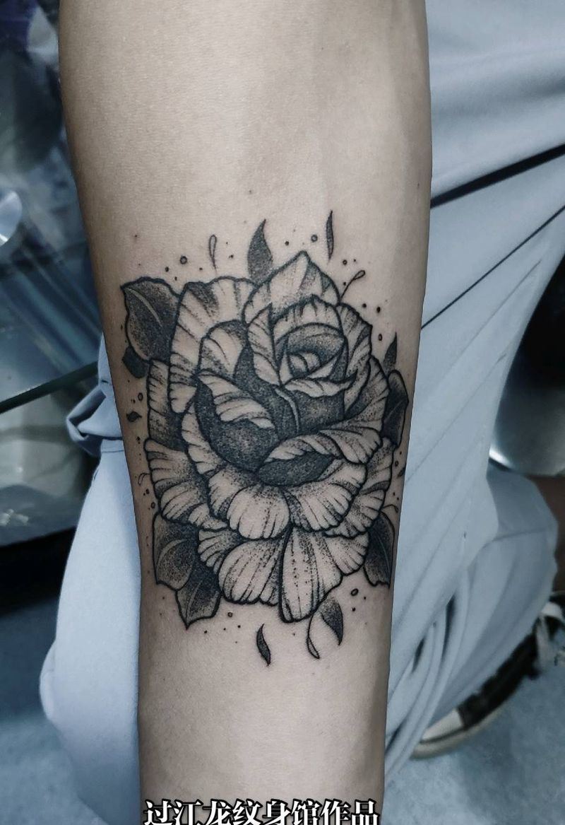 玫瑰花纹身图片_手臂手部点刺纹身图案