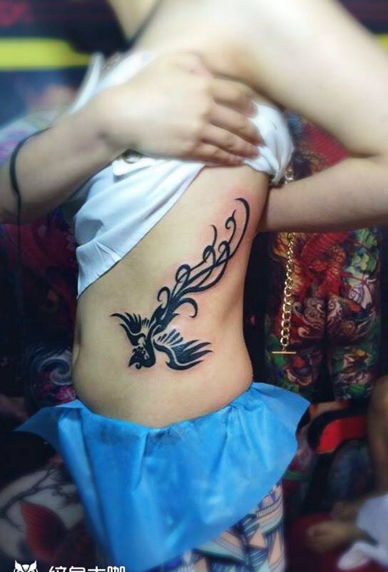 侧腰图腾凤凰纹身图片