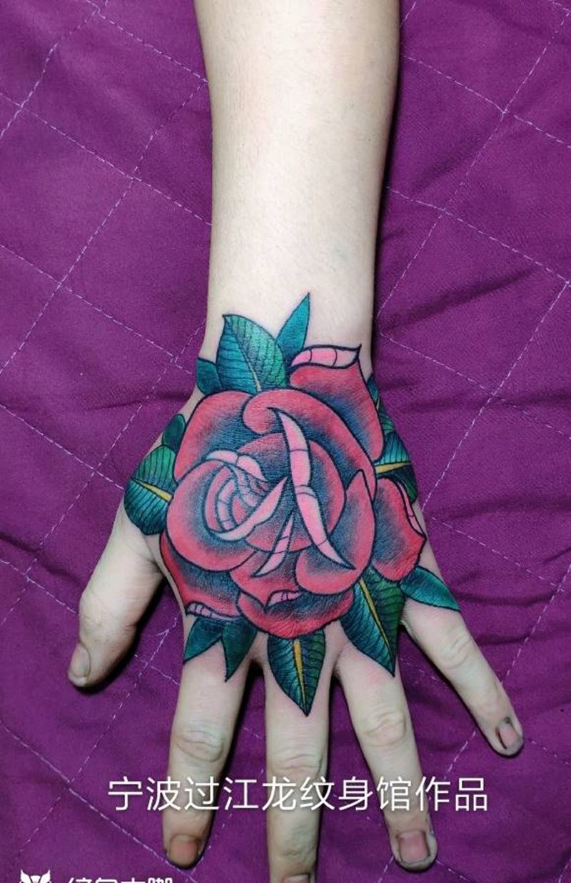 手背花纹身图片_手部Old SchoolNew School玫瑰花纹身图案