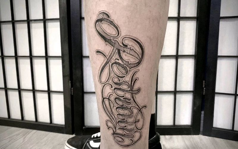 花体字restrain纹身图片_腿部花体字纹身图案