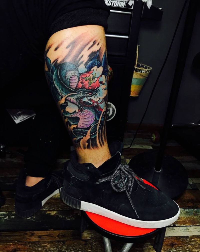 牡丹蛇纹身图片_成品腿部传统动物温州纹身图案