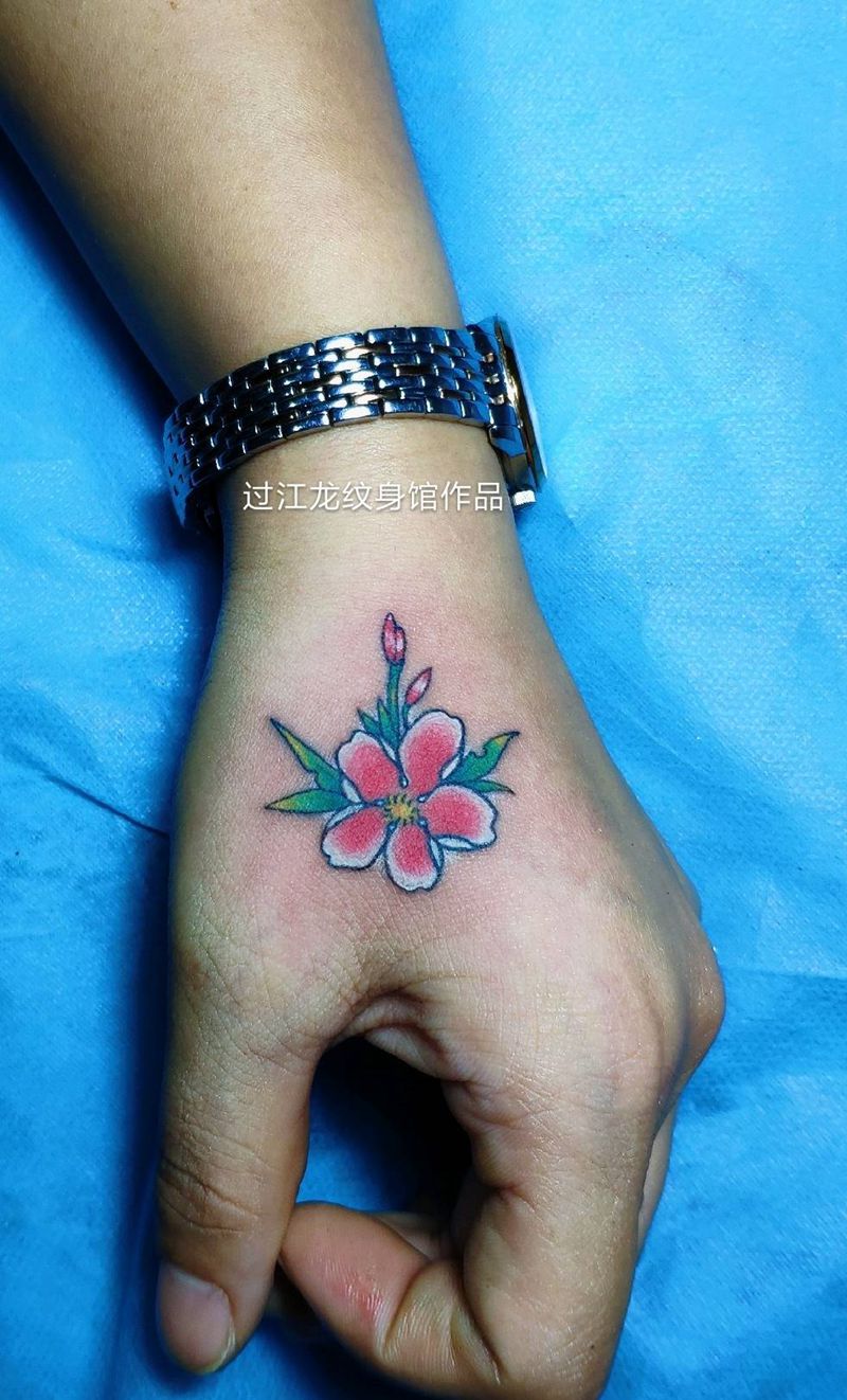 虎口樱花纹身图片_手部新传统水彩花纹身图案