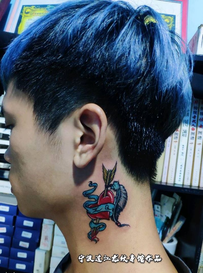 一箭穿心纹身图片_颈部新传统心形纹身图案