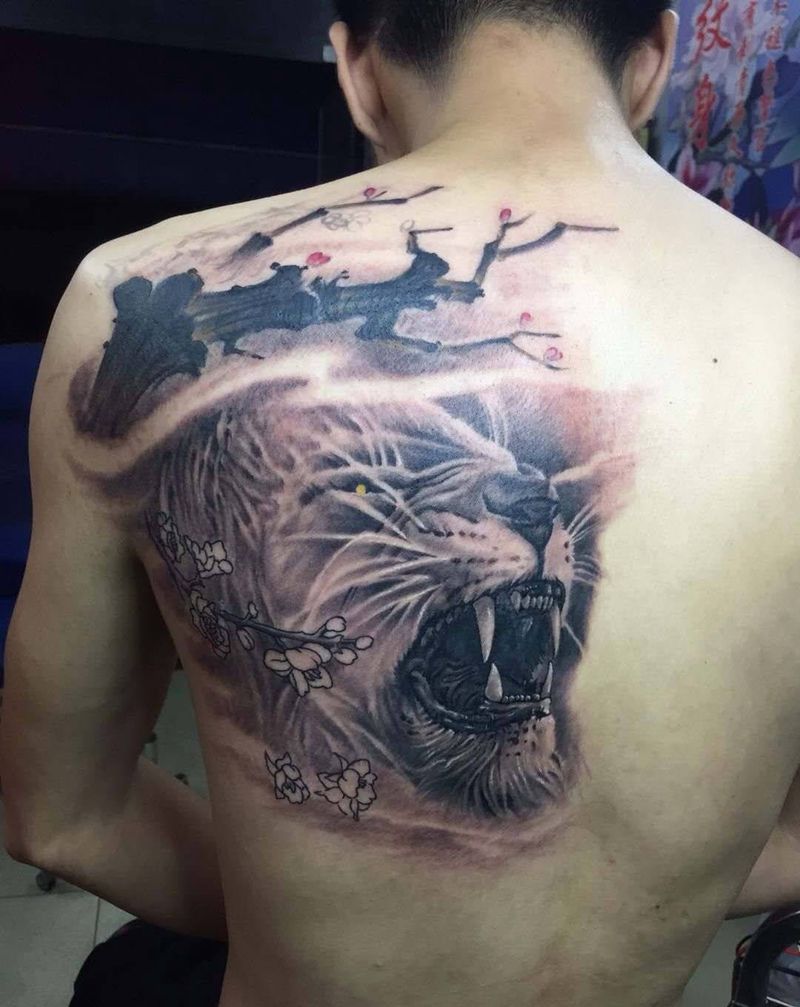 狮子遮盖侧肩英文纹身图片