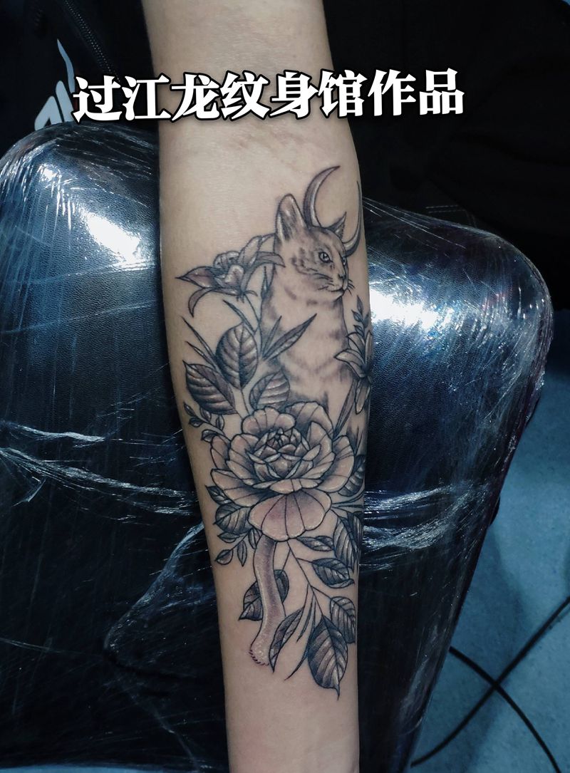 素花纹身图片_手部手臂水墨点刺花猫纹身图案