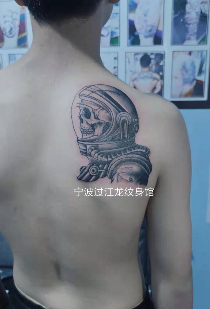宇航魂纹身图片_肩部背部新传统欧美写实纹身图案