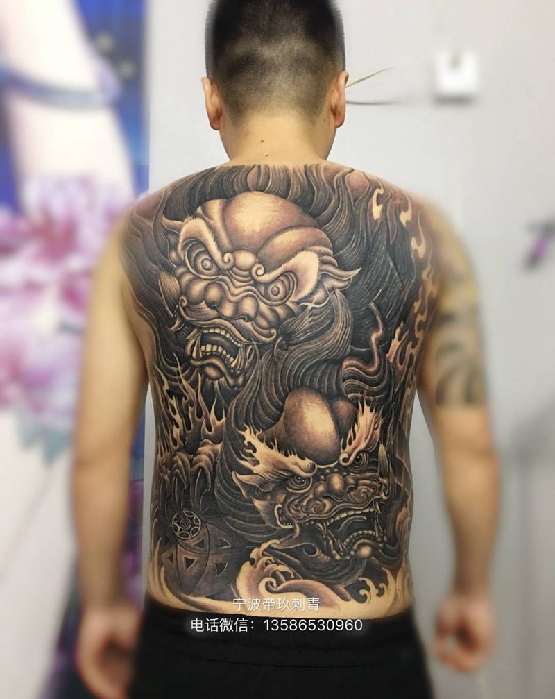 满背唐狮纹身图片