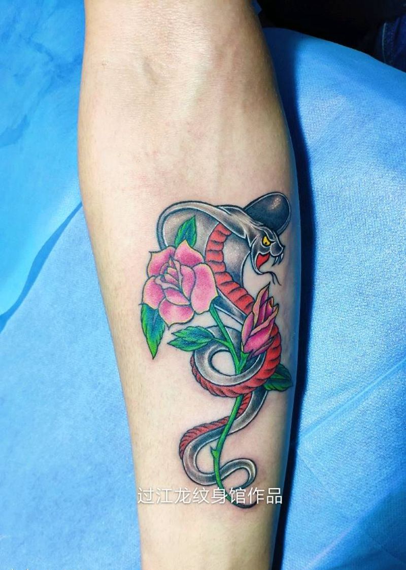 蛇缠玫瑰纹身图片