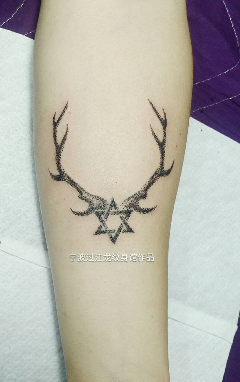 鹿角星纹身图片_手臂清新动物纹身图案
